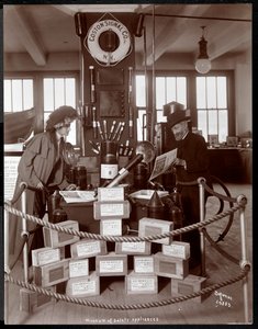 Exhibición de la Coston Signal Co. en el Museo de Aparatos de Seguridad del Instituto Americano de Servicio Social, Nueva York, 1908